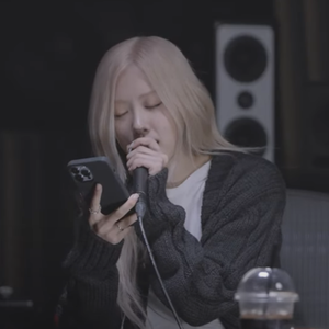 女班长乖乖掀起裙子打屁股图片
