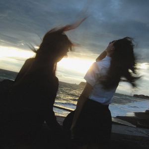 女班长乖乖掀起裙子打屁股图片
